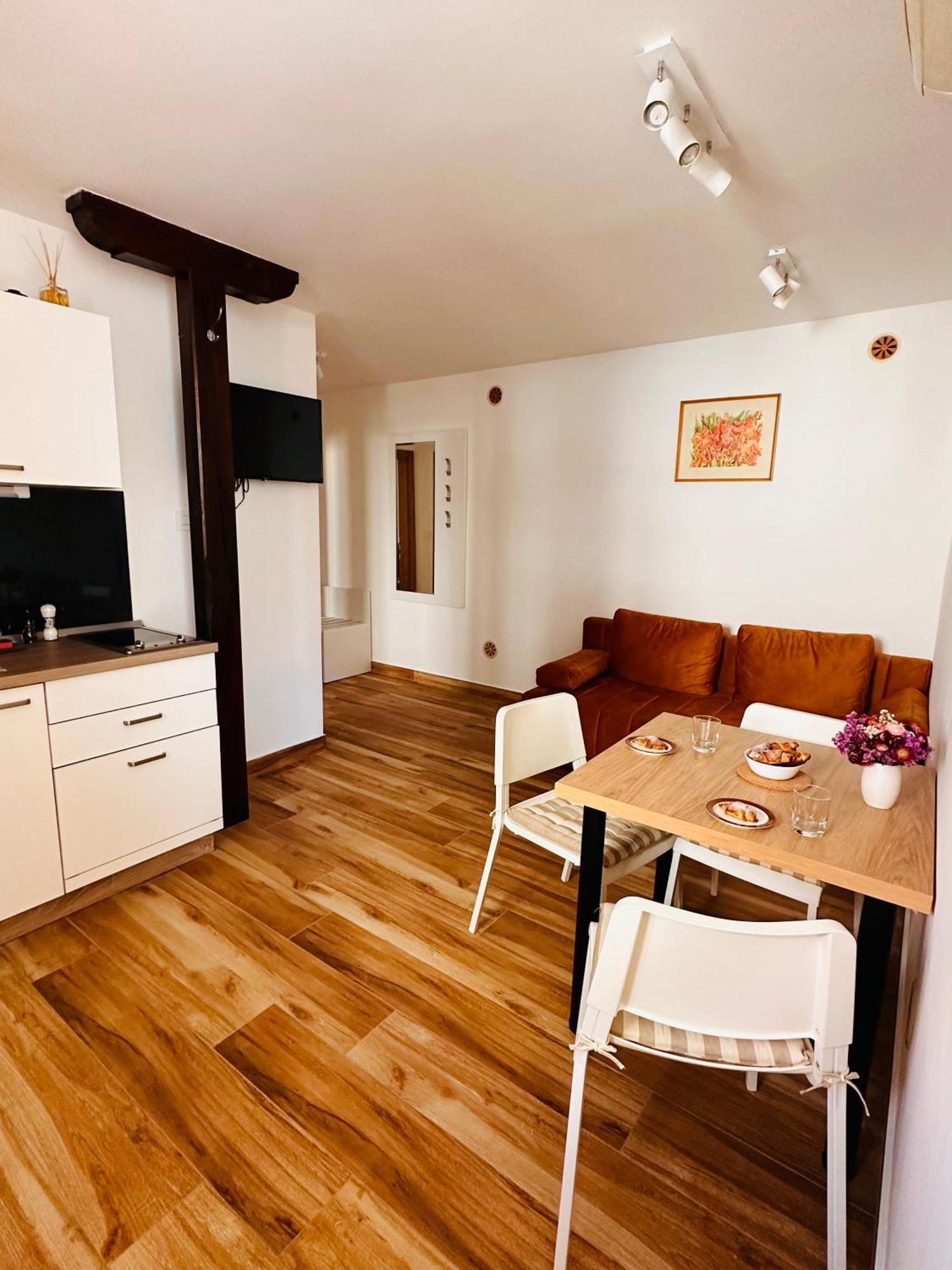 Lux Apartments In Downtown Pula Exterior foto
